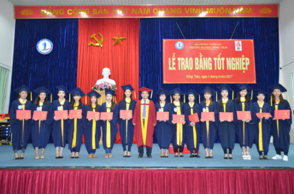 Lễ trao bằng tốt nghiệp Đại học, năm học 2016 - 2017