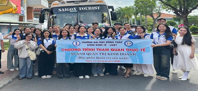 Sinh viên ngành Quản trị kinh doanh tham quan thực tế tại nhà máy Yakult Bình Dương